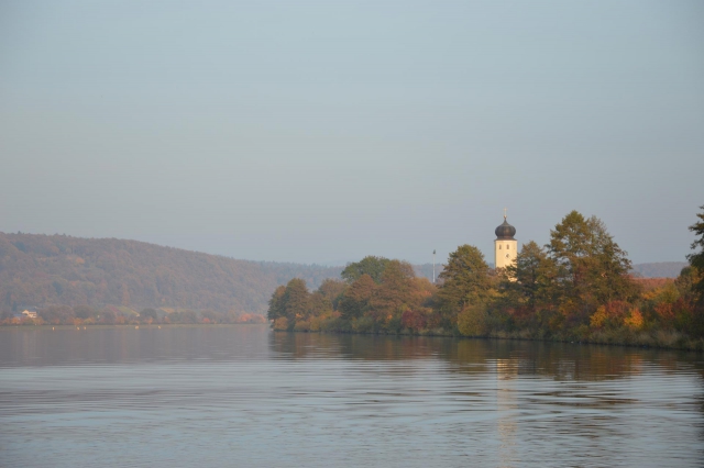 Donau mit Kirche Demling im Hintergrund