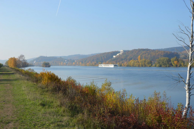 Wanderweg am Damm mit Schiff auf Donau und Walhalla Donaustauf im Hintergrund